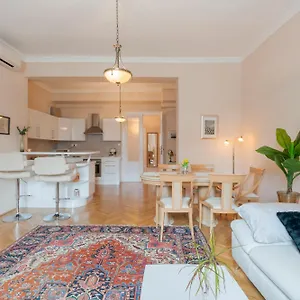 https://view-to-the-roofs-luxury-apartment-with-2-bedrooms.inbudapesthotels.com
